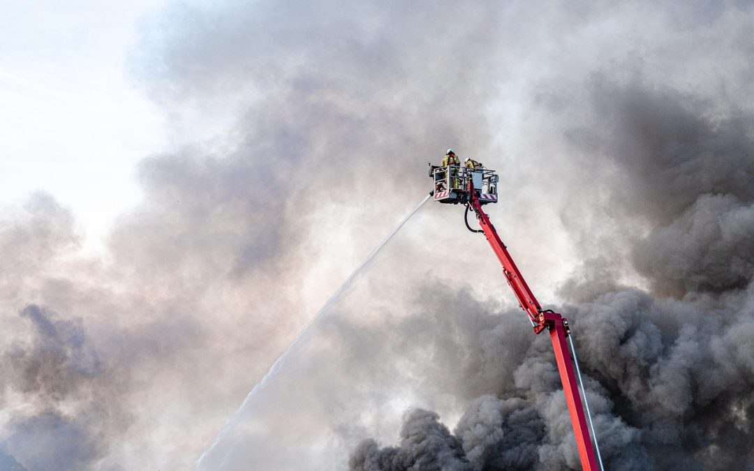 Dinas Damkar Banjarnegara Bantu Tabrakan Kendaraan di Masjid
